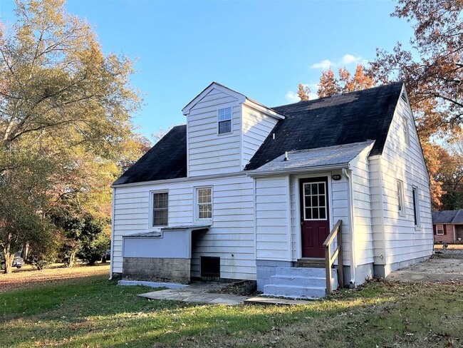Building Photo - Cape Cod with Large Yard