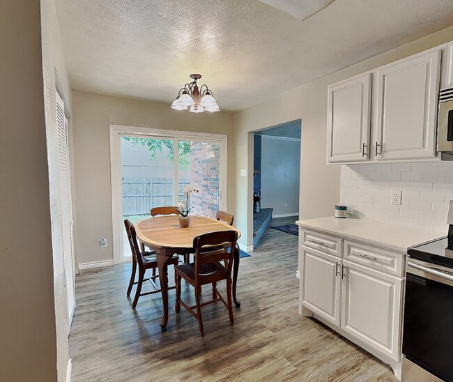 Building Photo - Don't miss your opportunity to make this Camelot gem your next home—schedule your tour today!
