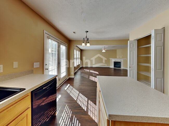 Foto del edificio - 3128 Hidden Creek Dr