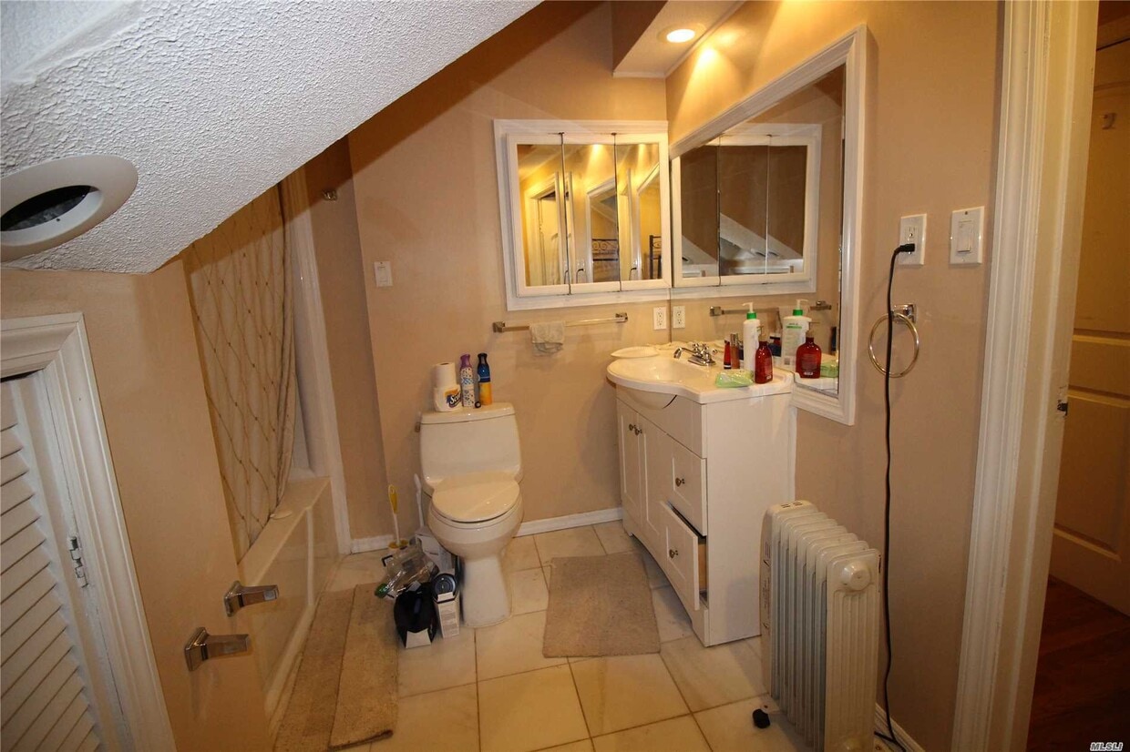 Building Photo - 92 Land Ln