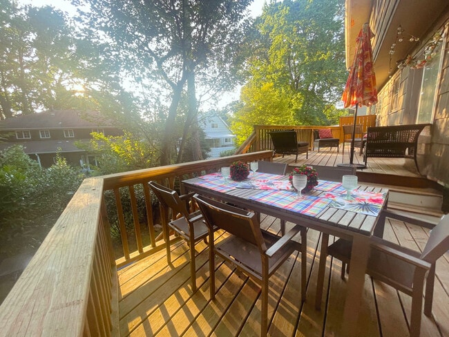 Extra large deck -dining area - 10 Lundy Ln