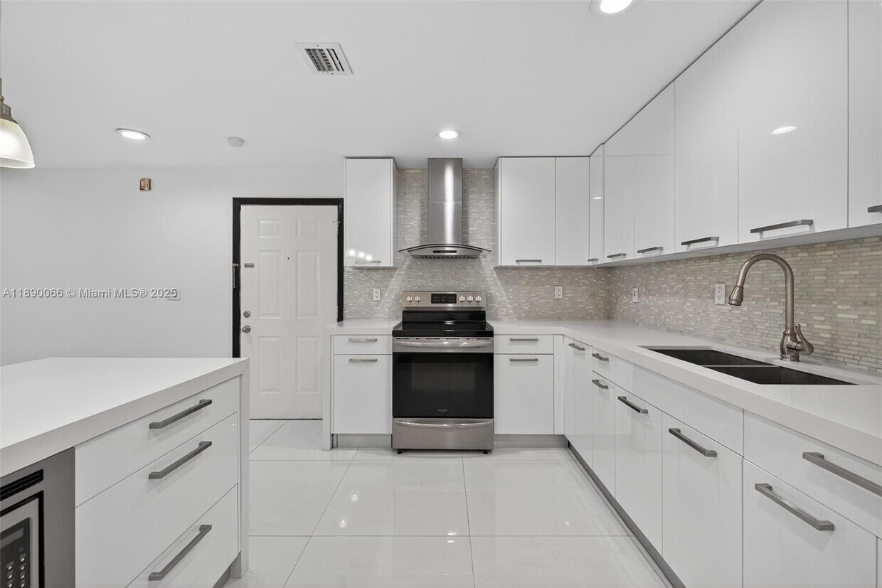 Primary Photo - 8851 NW 119th St
