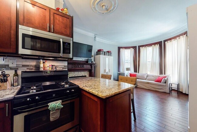 Building Photo - 393 Marlborough St