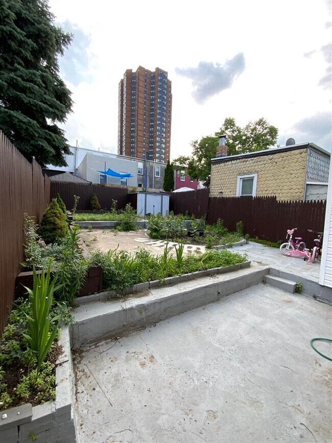 Building Photo - 511 24th St