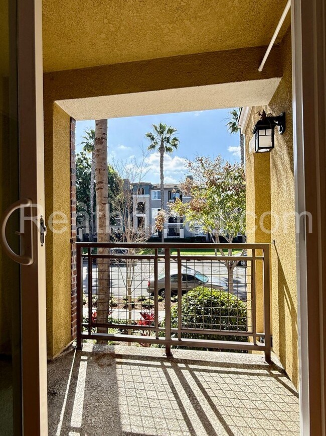 Foto del edificio - 8926 Spectrum Center Blvd