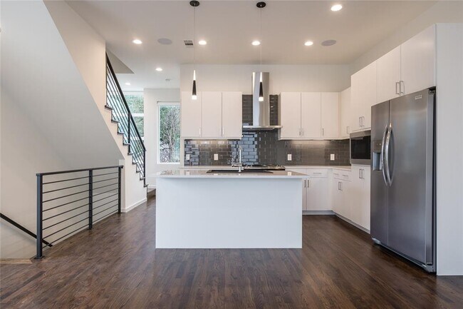 Building Photo - 5930 Ross Ave