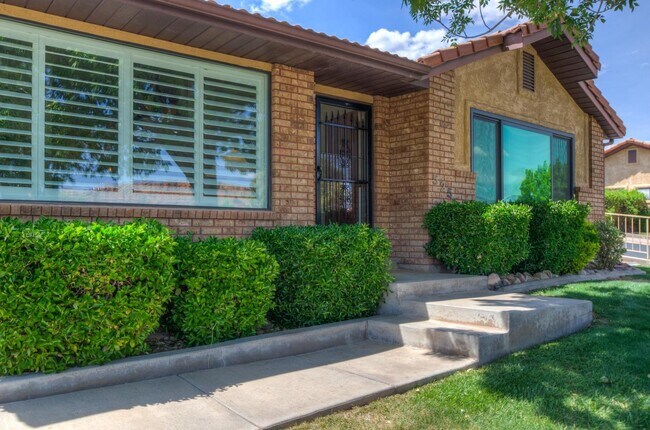 Building Photo - 525 Ridgeview Dr