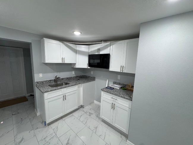 Building Photo - 2690 Sample St