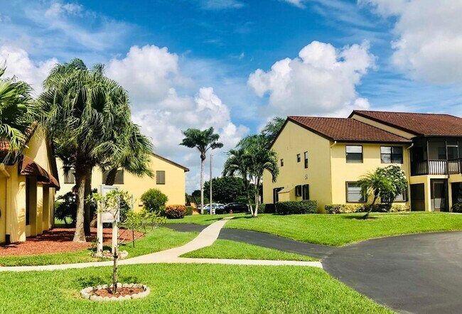 Foto del edificio - 4695 Lucerne Lakes Blvd E