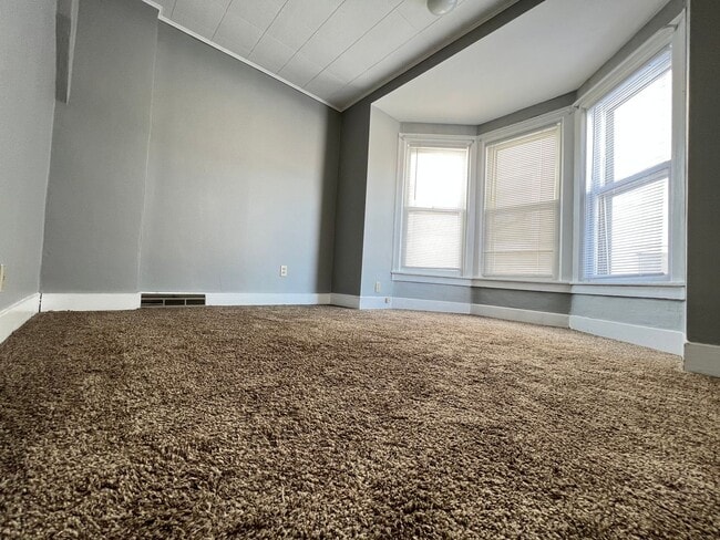 Building Photo - 812 7th Ave S