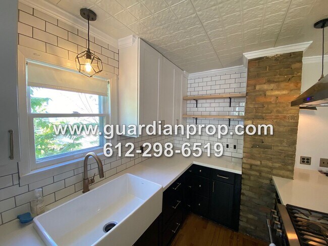 Foto del edificio - Updated House Available August 1, Hardwood...