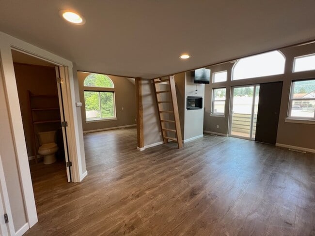 Building Photo - 215 W Whitman St