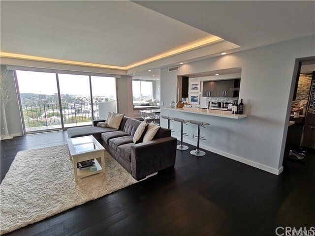 Building Photo - 818 N Doheny Dr