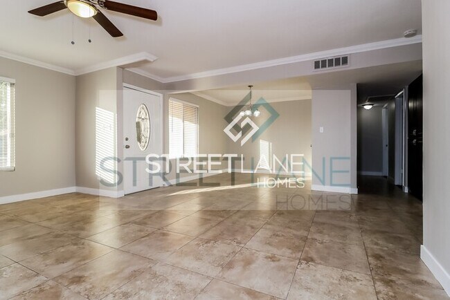 Building Photo - Spacious 6 bedroom POOL home in Glendale!