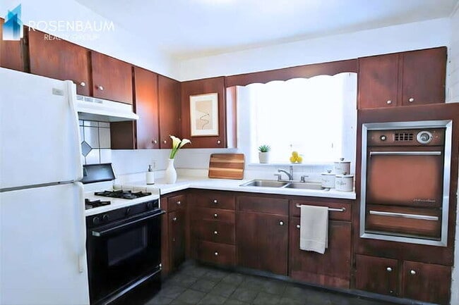 Building Photo - 565 S Hobson