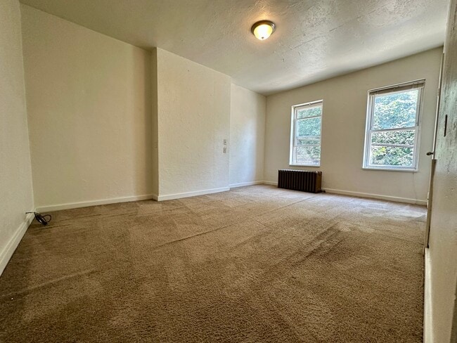 Foto del edificio - Super Spacious Three Bedroom on Bates Stre...