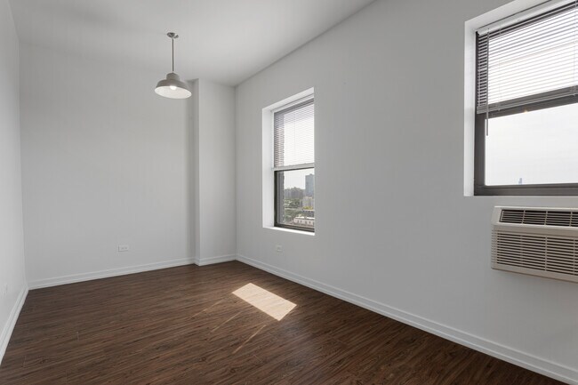 Building Photo - 1325 W Wilson Ave
