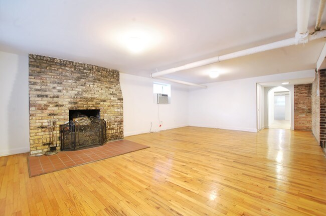 Foto del edificio - Very Spacious Lincoln Park, 3 Bed, 2 Bath,...