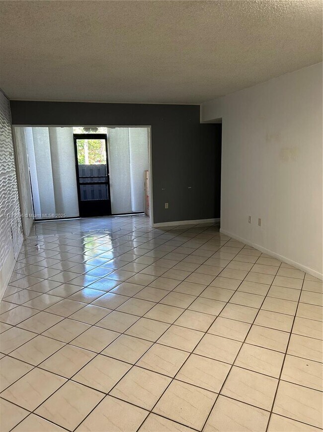 Building Photo - 9445 Fontainebleau Blvd