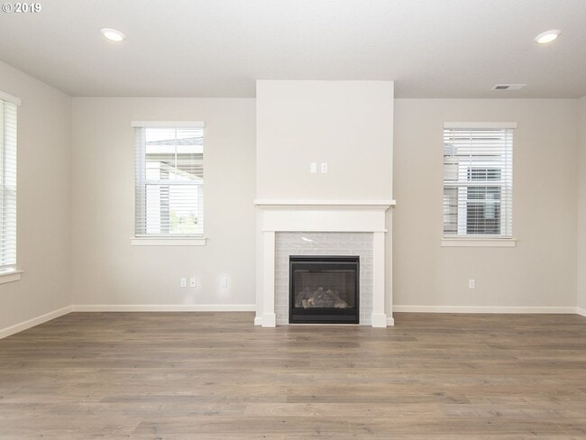 Building Photo - 7233 SE Tamarack Street~ MOVE IN SPECIAL!!...