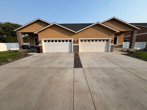 Building Photo - 9002 Nafizah Way