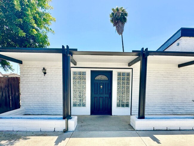 Foto del edificio - Beautifully Updated & Remodeled Single-Story Country Home with Detached Guest Home Unit on Gated ...