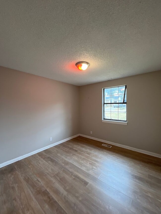 Building Photo - 2 Bedroom/ 1 Bath Duplex in Hermitage