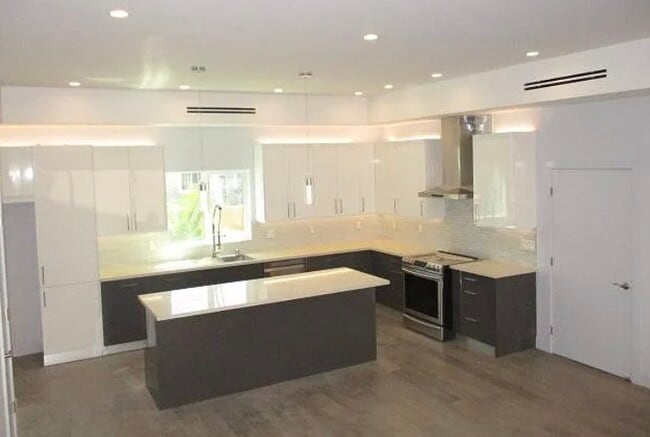 Building Photo - 6848 Encino Ave