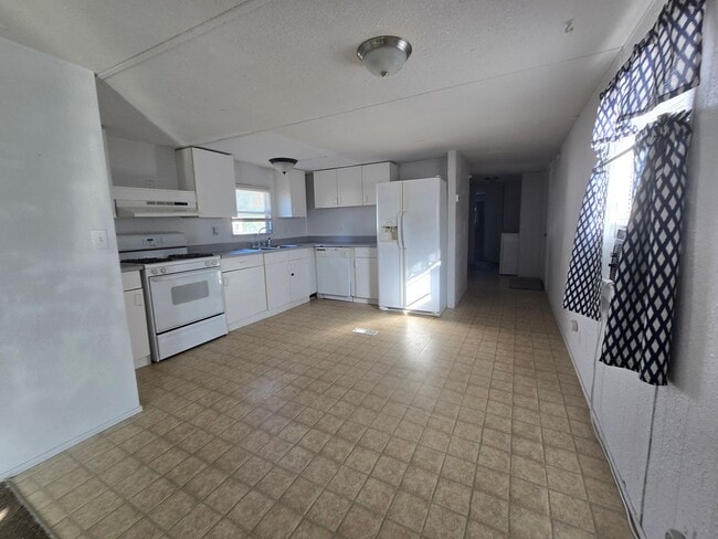 Building Photo - 2 Bed, 2 Bath 1 Office Space Trailer House