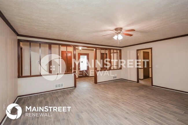 Building Photo - 2245 Pinewood Dr