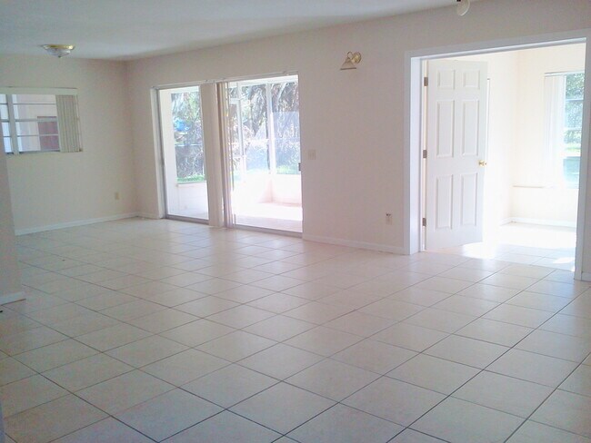 Foto del edificio - HUGE Ridge Manor/Dade City 3BR/2BA Home wi...