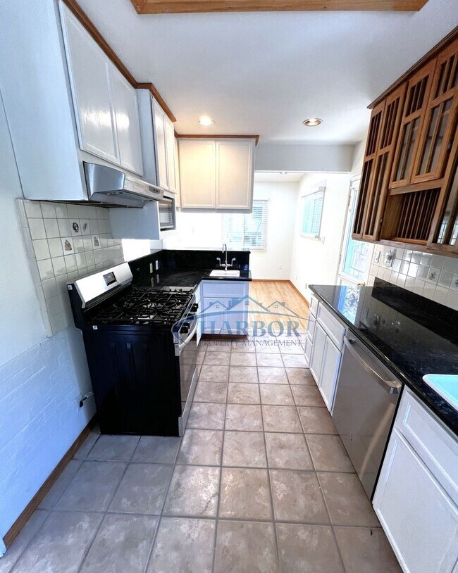 Building Photo - Charming 3 Bedroom 2 Bathroom
