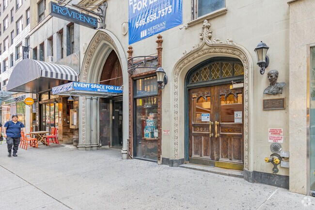 Entrada - 305-311 W 57th St