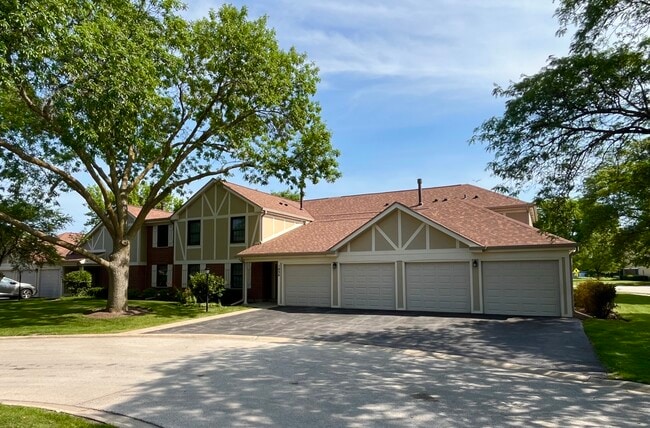 Building Photo - 1054 Deerpath Ct