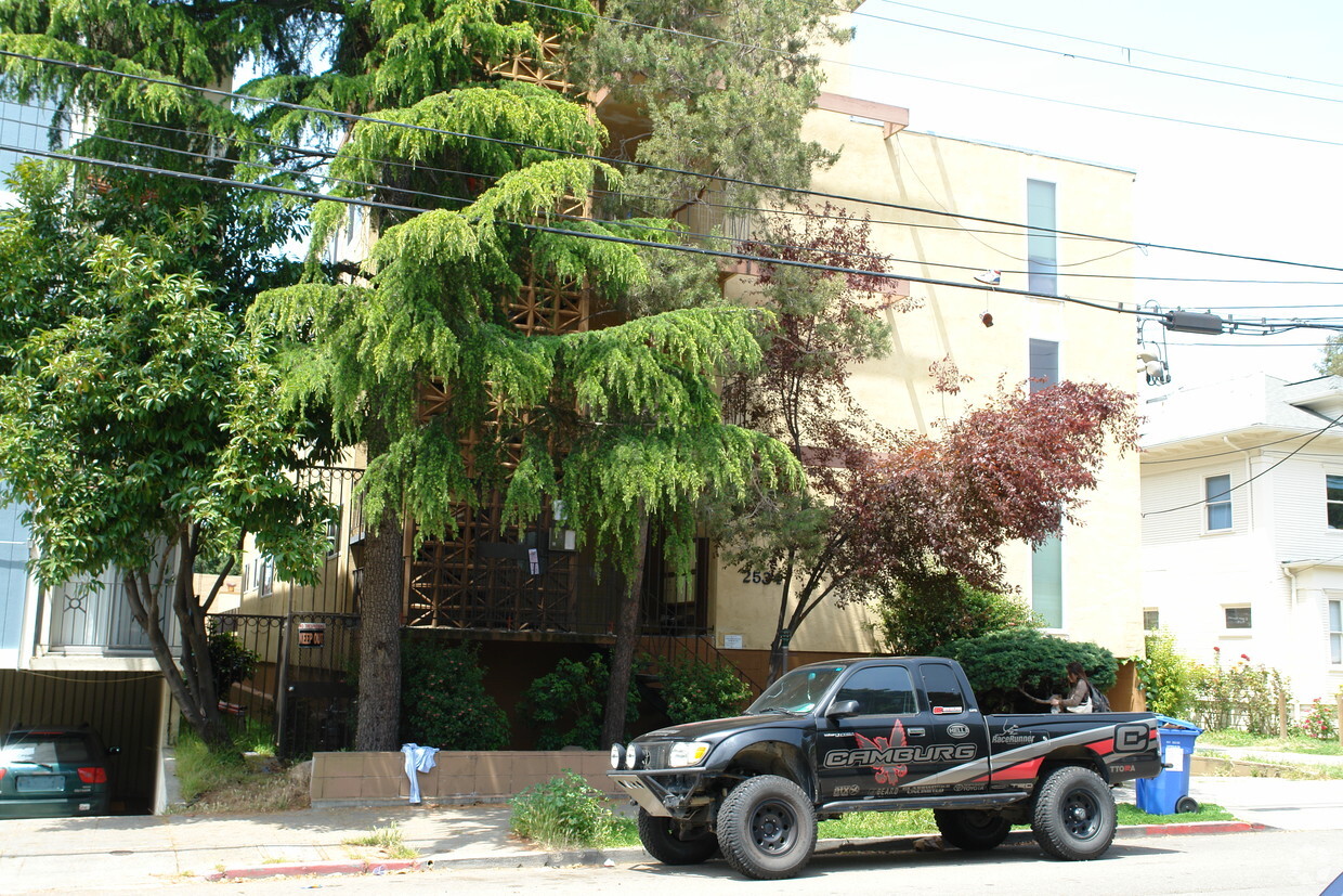 Building Photo - 2534 Benvenue Ave
