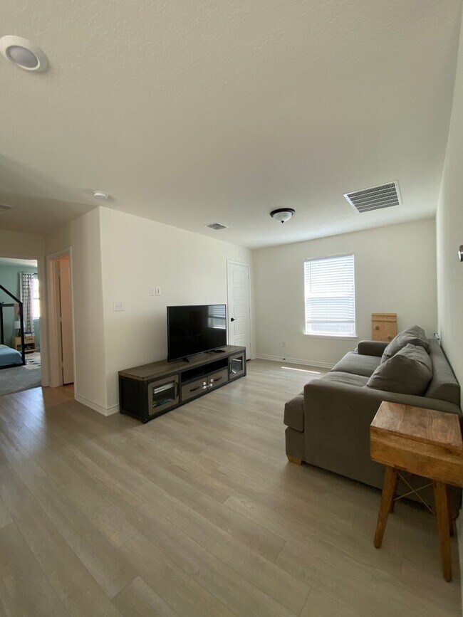 Building Photo - Move in Ready 3 BD/2.5 BA with a Garage Mi...