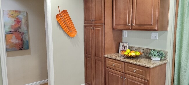 cocina con despensa - 1357 S Orange Dr