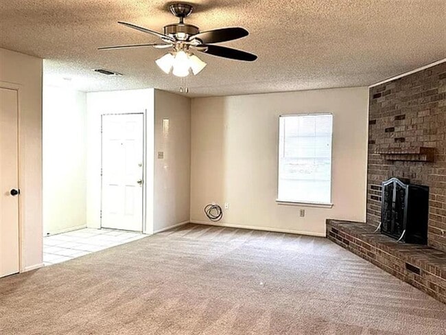 Building Photo - CLEAN 2 BEDROOM 1 BATH HOME