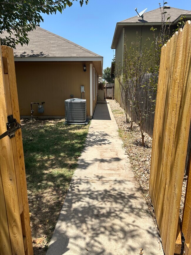 Foto del edificio - 4603 Credo Ln