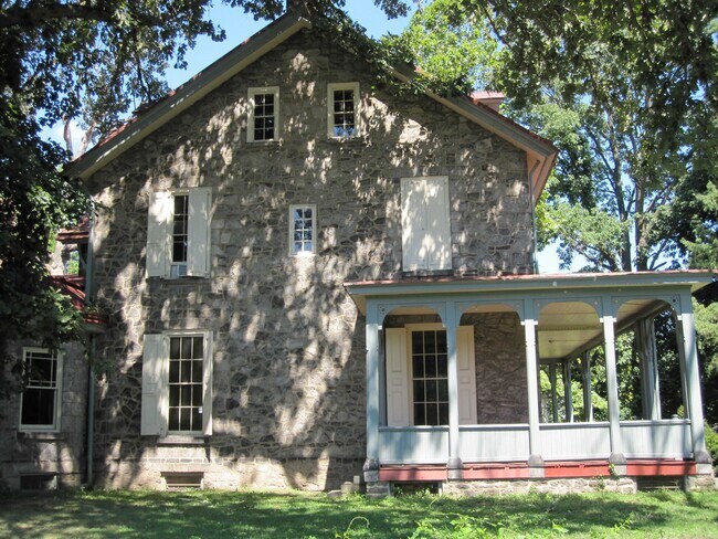 Building Photo - 121 W Coulter St