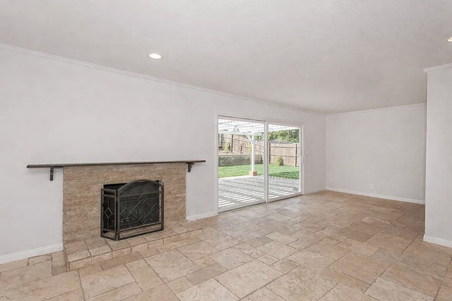 Building Photo - 639 Calle Tulipan