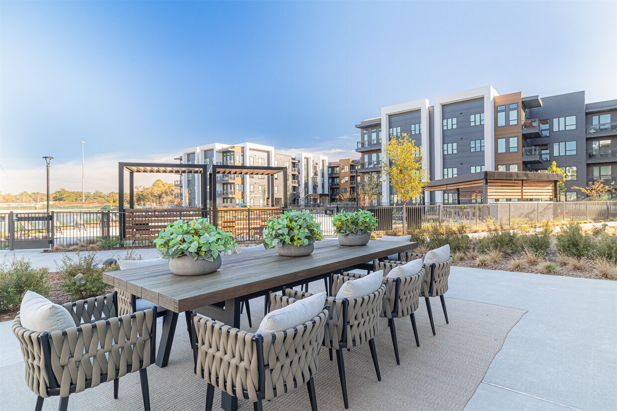 Foto principal - 10505 Deerwood Rd