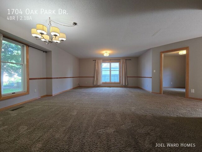 Building Photo - 1704 Oak Park Dr