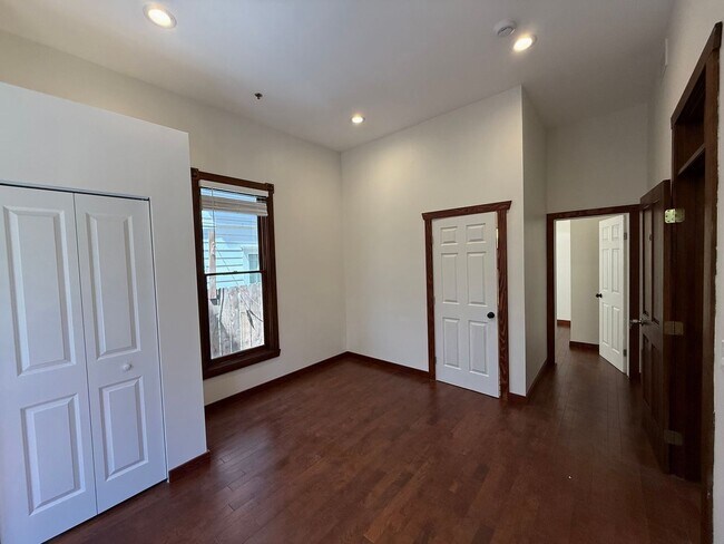 Foto del edificio - 230 W Cedar St