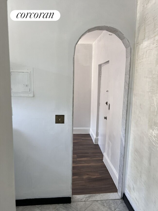 Foto del edificio - 327 E 3rd St