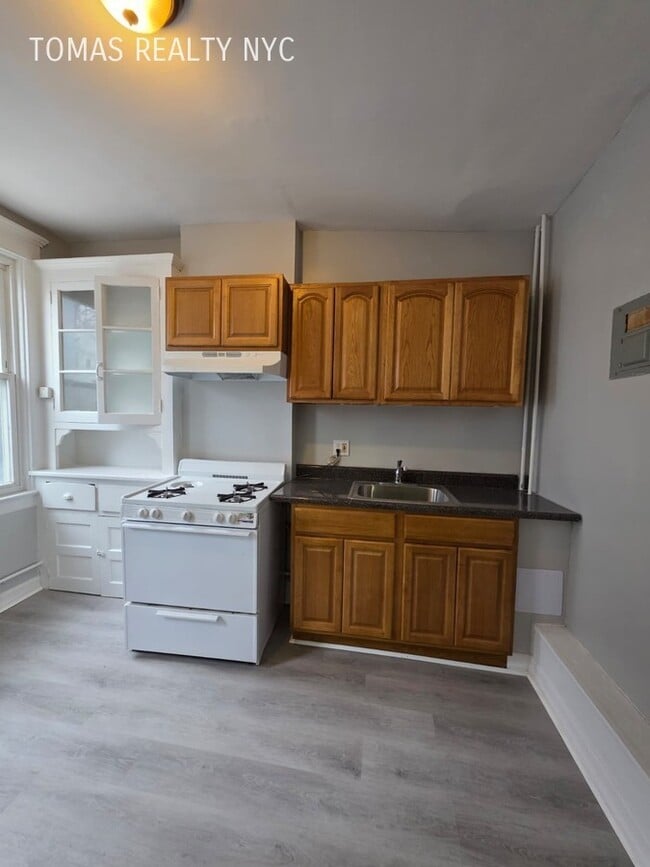 Building Photo - 18 Seymour St