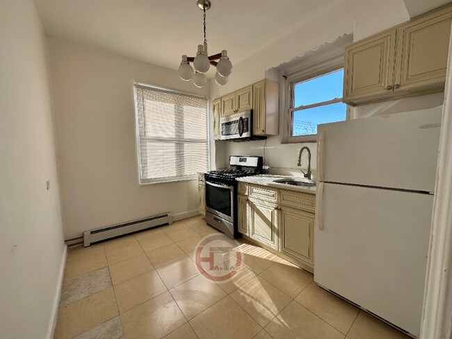 Foto del edificio - 2440 Laconia Ave