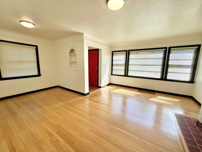 Building Photo - Spacious Mt. Tabor Neighborhood Recently R...