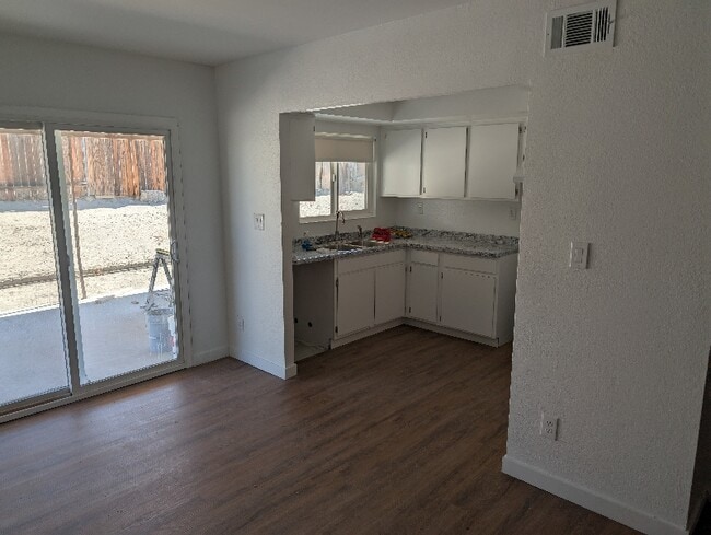 Foto del edificio - 13602 Cypress Ave