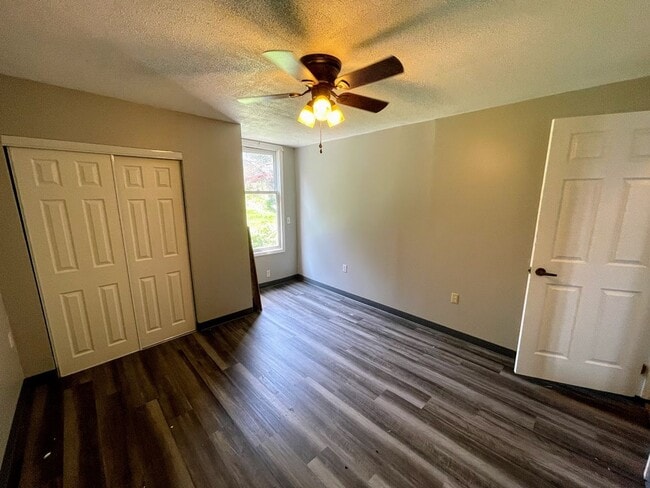 Building Photo - 2 bed 1.5 bath - Great Mt. Washington loca...